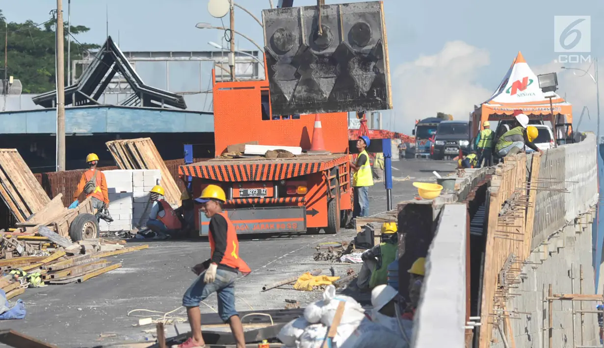 Pekerja menyelesaikan pembangunan proyek flyover Pancoran di Jakarta, Selasa (9/1). Proyek untuk mengurai kemacetan di Ibukota tersebut ditargetkan mulai beroperasi pada pertengahan bulan Januari 2017. (Liputan6.com/Immanuel Antonius)