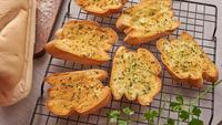 4 Garlic Bread Recipes: From the Classic to the Spicy and Cheesy Ones