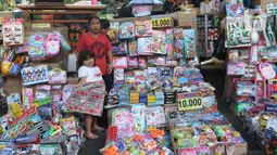 Aktivitas jual beli mainan produk China di Pasar Pagi, Jakarta, Rabu (29/1/2020). Kasubdit Komunikasi Bea dan cukai, Deni Surjantoro mengatakan hingga kini belum ada barang dari China yang masuk ke Indonesia terindikasi membawa virus aneh setelah mewabahnya virus corona. (Liputan6.com/Angga Yuniar)