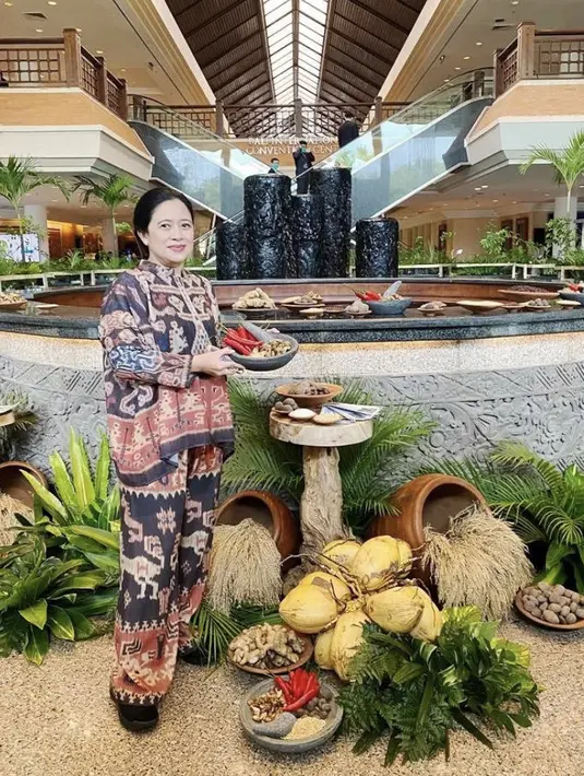 Melihat persiapan IPU di Bali, pun mengenakan one set dengan motif Sumba dari brand Ghea Fashion Studio, mulai dari atasan hingga celananya. Ia memadukan dengan sepatu hitam.@puanmaharaniri