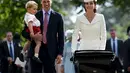 Pangeran William dan Kate Middleton tampak berjalan bersama Pangeran George dan Putri Charlotte yang berada dalam kereta bayi, usai upacara pembaptisan Charlotte di Gereja St. Mary Magdalene, Inggris, Minggu (5/7/2015). (REUTERS/Chris Jackson/Pool)