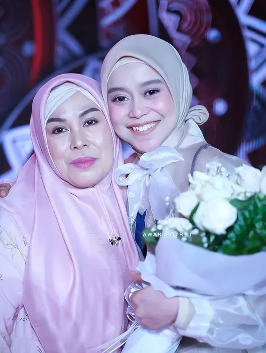 Mama Redi selalu memberikan dukungan untuk karier Lesti Kejora. Sang ibunda kerap datang menonton Lesti saat manggung. Dukungan Mama Redi ini menjadi bukti bahwa sosoknya memang sangat peduli dengan Lesti Kejora. (Liputan6.com/IG/@mamah_kejora)