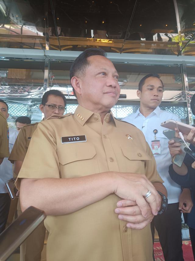 Menteri Dalam Negeri (Mendagri) Tito Karnavian di Kementerian Koordinator Bidang Perekonomian, Jakarta Pusat, Senin (29/1/2024). (Sulaeman/Merdeka.com)