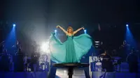 Vogue mengunggah foto Celine Dion berpose telanjang, mengapresiasi usahanya untuk selalu mengenakan haute couture di setiap konsernya. Sumber foto: Instagram.