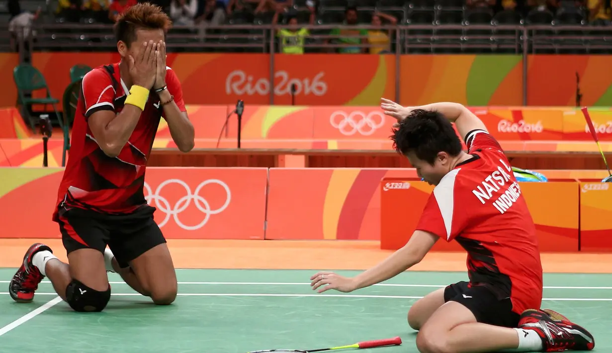 Ekspresi Tontowi Ahmad dan Liliyana Natsir usai mengalahkan Zhang Nan/Zhao Yunlei dari Tiongkok dalam semifinal bulu tangkis Olimpiade Rio 2016, Brasil, Senin (15/8). Kemenangan ini mengantarkan Tontowi-liliyana ke babak final. (REUTERS)