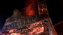 Kobaran api muncul di tengah proses restorasi masjid bersejarah di era Ottoman di Kota Didymoteicho, Yunani, Rabu (22/3). Otoritas setempat menyebut api menyebabkan kerusakan serius pada sejumlah bagian di masjid peninggalan abad XV itu. (AFP Photo)