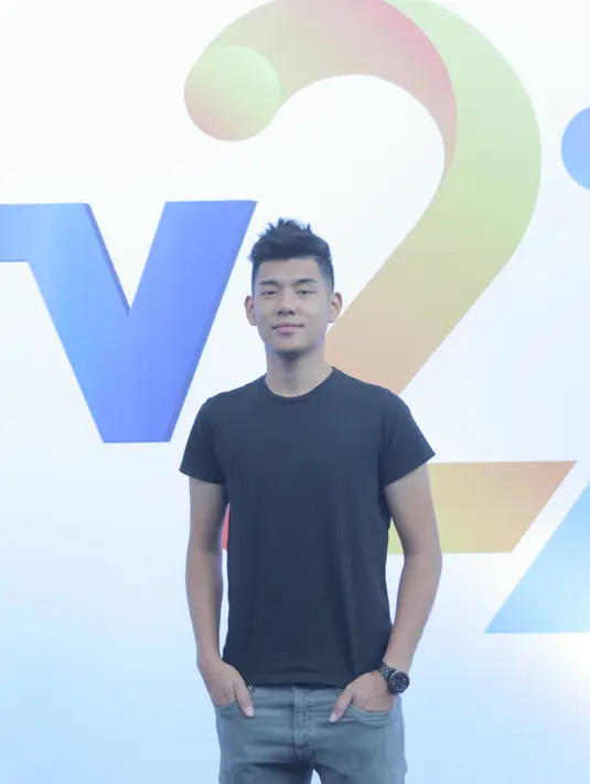 "Aku sukanya disini kaya banyak yang baru aku pelajarin di sini, karena kita bukan main sama band, tapi sama orkestra, which is Erwin Gutawa yang selama ini aku cuma nonton di TV," ujar Jaz seusai geladi resik. (Nurwahyunan/Bintang.com)