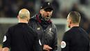 Pelatih Liverpool, Jurgen Klopp berdiskusi dengan para wasit usai pertandingan melawan West Ham United pada lanjutan Liga Inggris di The London Stadium (4/2). Liverpool mengoleksi poin 62, hanya unggul tiga poin dari City. (AFP Photo/Glyn Kirk)