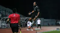 Ezra Walian merayakan gol kedua Persib Bandung ke gawang Bhayangkara FC pada pekan ketujuh BRI Liga 1 di Stadion dr. H. Moch. Soebroto, Magelang, Sabtu (16/10/2021). (Bola.com/Bagaskara Lazuardi).