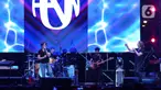 Kelompok musik asal Amerika Serikat, Hanson beraksi pada acara The 90's Festival di Jakarta, Sabtu (23/11/2019). Hanson membawakan hits-nya seperti Waiting For This, Where The Love, And I Waited, This Time Around dan MMMBop. (Liputan6.com/Herman Zakharia)