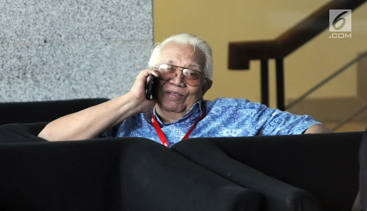 Mantan Menteri Keuangan, Bambang Subianto berada di ruang tunggu ketika memenuhi panggilan penyidik KPK di Jakarta, Selasa (9/7/2019). Bambang diperiksa sebagai saksi terkait kasus dugaan korupsi Bantuan Likuiditas Bank Indonesia atau BLBI untuk tersangka Itjih Nursalim. (merdeka.com/Dwi Narwoko)