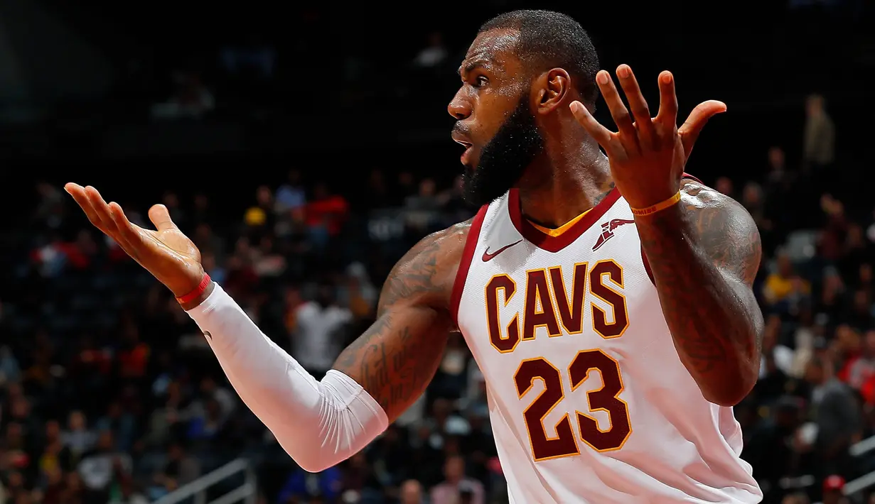 Pebasket Cleveland Cavaliers, LeBron James, merayakan kemenangan atas Atlanta Hawks pada laga NBA di Philips Arena, Atlanta, Kamis (30/11/2017). Hawks kalah 114-121 dari Cavaliers. (AP/Kevin C. Cox)