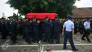 Sejumlah prajurit TNI AU mengusung peti jenazah Pilot Mayor Pnb Ifi Safatilah ke Taman Makam pahlawan Kusuma Negara , Yogyakarta, (11/2). Ada 3 korban tewas akibat jatuhnya Pesawat Tucano pada Rabu (10/2) lalu.(Boy Harjanto)