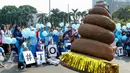 Puluhan warga sosialisasikan 'Toilet Sehat' saat Car Free Day (CFD) di Bundaran HI, Jakarta, Minggu (15/11/2015). Dalam acara tersebut tampil sebuah maskot berbentuk kotoran manusia yang membuat suasana semakin seru. (Liputan6.com/Yoppy Renato)