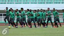 Pemain Timnas Indonesia melakukan pemanasan saat latihan jelang leg 1 Semifinal Piala AFF 2016 melawan Vietnam di Stadion Pakansari, Bogor, Rabu (30/11). Laga pertama Semifinal Piala AFF 2016 digelar pada 3 Desember. (Liputan6.com/Helmi Fithriansyah)