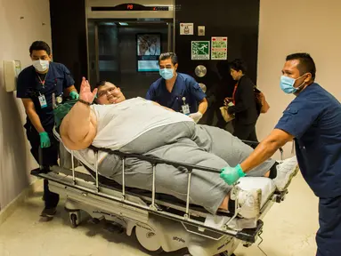 Juan Pedro Franco terbaring di tempat tidur rumah sakit bersiap menjalani perawatan di rumah sakit di Guadalajara, Meksiko (5/5). Juan Pedro akan melakukan operasi penurunan berat badan untuk kedua kalinya pada 9 Mei mendatang. (AFP Photo/Hector Guerrero)