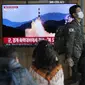 Seorang tentara Korea Selatan melewati layar TV yang menunjukkan file gambar peluncuran rudal Korea Utara selama program berita di Stasiun Kereta Api Seoul di Seoul, Rabu (2/11/2022). Peluncuran ini dilakukan setelah Pyongyang meminta Amerika Serikat (AS) dan Korsel menghentikan latihan militer skala besar mereka, Selasa, 1 November 2022. (AP Photo/Ahn Young-joon)