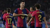 Striker Barcelona, Robert Lewandowski, merayakan gol yang ia cetak ke gawang Getafe pada lanjutan Liga Spanyol 2024/2025, Kamis (26/9/2024) dini hari WIB. (LLUIS GENE / AFP)