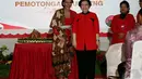 Menteri Susi Pudjiastuti berfoto bersama usai menerima tumpeng dari Ketum PDIP Megawati Soekarnoputri pada acara HUT PDIP ke-42, Jakarta, Sabtu (10/1/2015). (Liputan6.com/Johan Tallo)