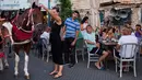 Wisatawan duduk di sebuah restoran pelabuhan Jaffa, Israel, 21 Juli 2018. Jaffa merupakan pelabuhan tertua di dunia. (AP Photo/Oded Balilty)