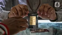 Karyawan melayani calon pembeli emas di Galeri 24 Pegadaian, Jakarta, Rabu (14/5/2025). (Liputan6.com/Angga Yuniar)