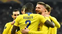 Selebrasi gol kedua Olivier Giroud pada leg kedua, babak 16 besar Liga Europa yang berlangsung di Stadion Stamford Bridge, London, Jumat (15/3). Chelsea menang 5-0 atas Dynamo Kiev. (AFP/ Sergei Supinski)