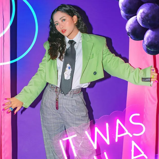 Gaya Pemotretan Rachel Vennya Dengan Tema Colorful. (Sumber: Instagram/haqeeu)