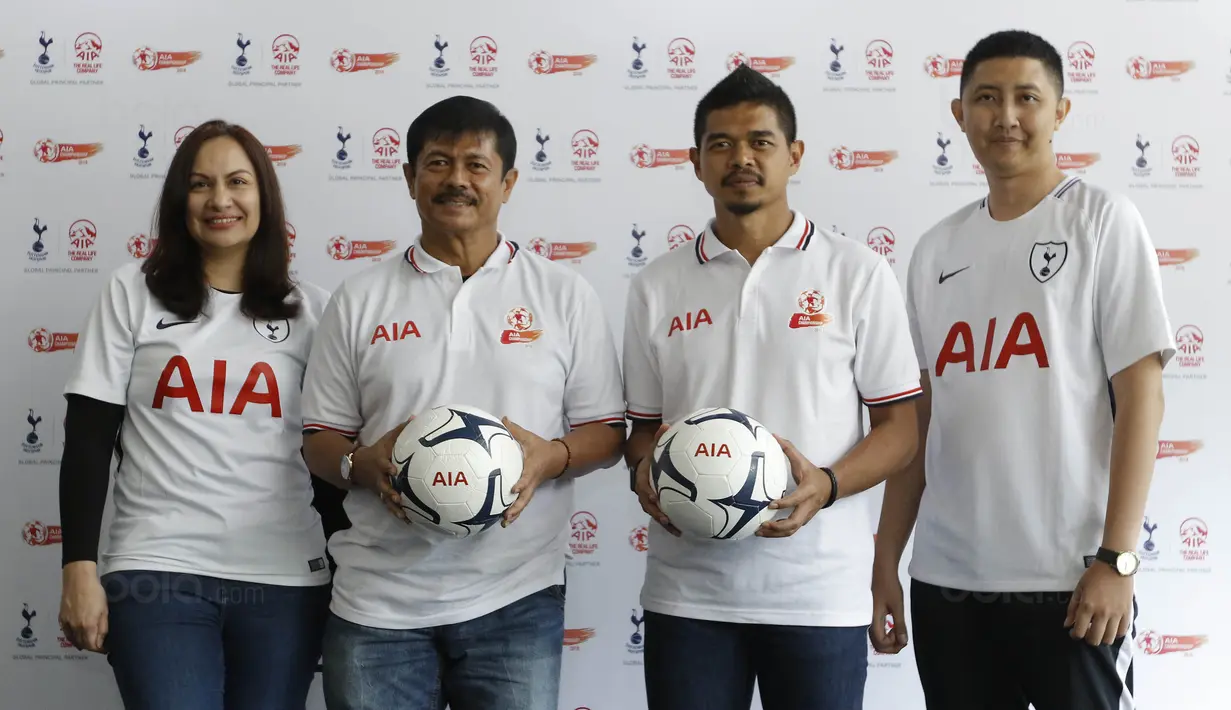 Indra Sjafri dan Bambang Pamungkas saat jumpa pers AIA Championship di Hotel Atlet Senayan, Jakarta, Selasa (9/1/2018). Pemenang AIA Championship berkesempatan bertanding di markas Tottenham Hotspur di London.  (Bola.com/M Iqbal Ichsan)