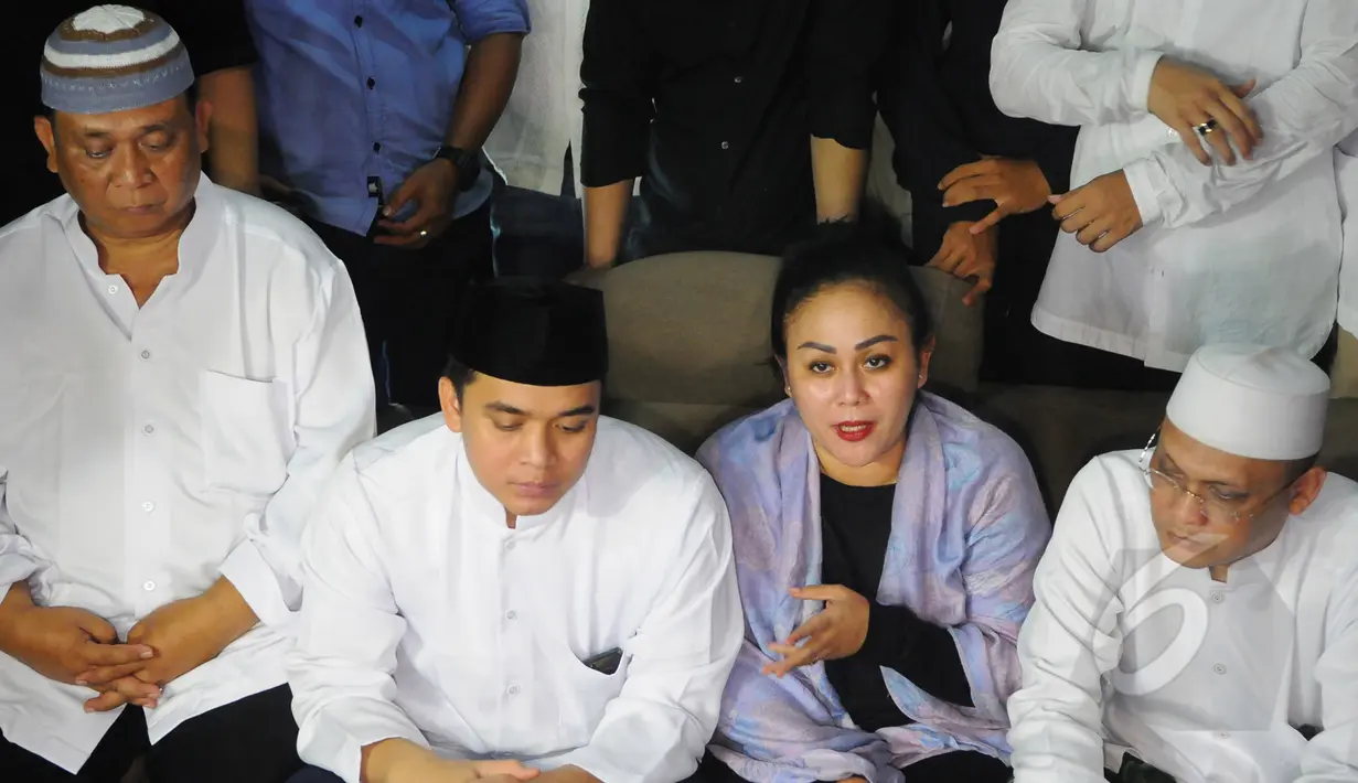 Keluarga dan pihak manajemen Olga Syahputra saat jumpa pers di kediaman orangtua Olga di Jakarta, Jumat (3/4/2015). Penjelasan itu dilakukan untuk meluruskan berbagai kabar miring mengenai penyakit pria berusia 32 tahun itu. (Liputan6.com/Herman Zakharia)