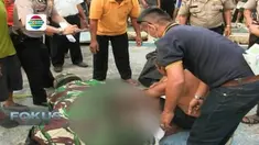 Diduga korban tersengat aliran listrik, saat memperbaiki mesin pompa air yang rusak.