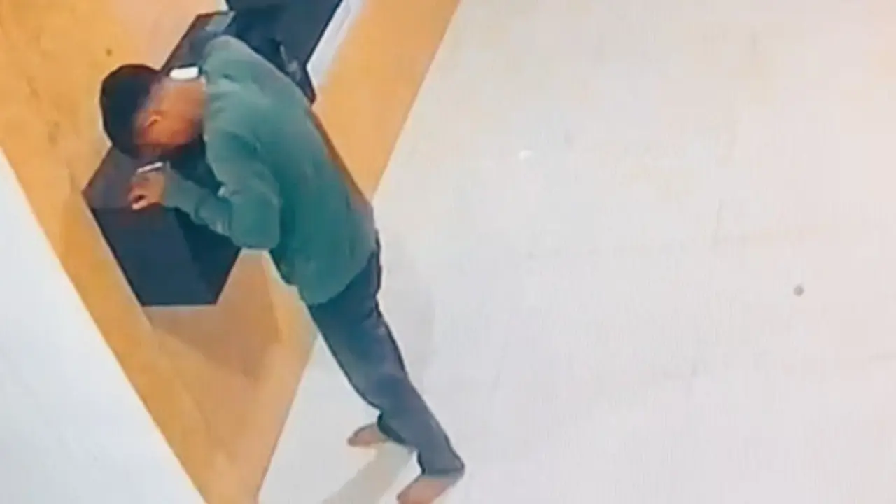 Aksi seorang pemuda di Pekanbaru terekam CCTV melakukan pencurian kotak infak.