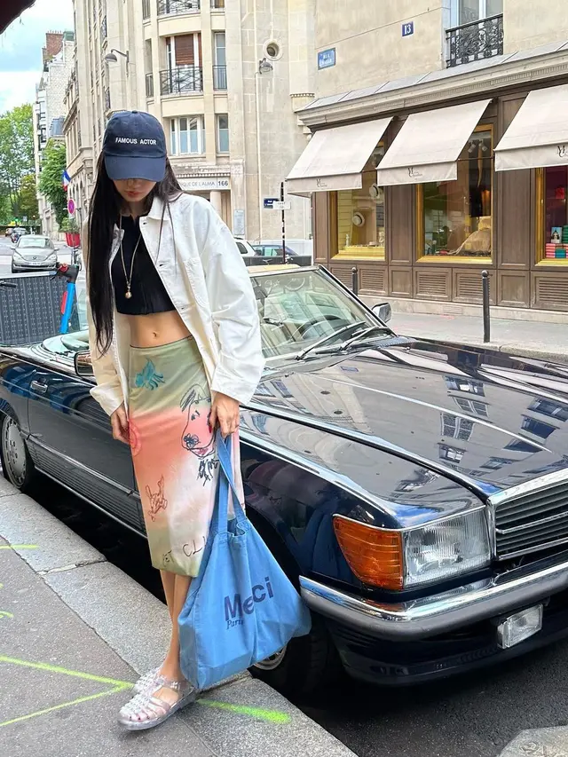8 Gaya Lisa BLACKPINK Rayakan Rekor Lagu Money dengan Outfit Harga Selangit