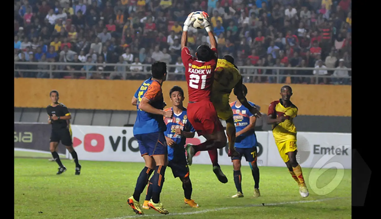 Kiper Arema Cronus, I Made Wardana (21) berusaha menangkap bola saat laga Final SCM Cup 2015 di Stadion Jakabaring,Selasa (27/1/2015). Arema Cronus Menang 1-0 atas Sriwijaya FC. (Liputan6.com/Johan Tallo)