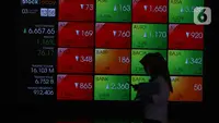 Pekerja melintas di depan layar Indeks Harga Saham Gabungan (IHSG) di BEI, Jakarta, Senin (3/1/2022). Pada pembukan perdagagangan bursa saham 2022 Indeks Harga Saham Gabungan (IHSG) langsung menguat 7,0 poin atau 0,11% di level Rp6.588,57. (Liputan6.com/Angga Yuniar)
