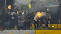 Selain Bakar Mobil, Pendemo Juga Rusak Water Cannon