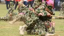 Atraksi pencak silat Korps Marinir memeriahkan perayaan HUT Bersama O Channel dengan Jalasenastri TNI AL di Stadion Bola Mini Pasmar 2, Cilandak, Jakarta, Minggu (20/8). Acara dihadiri ratusan parjurit TNI AL. (Liputan6.com/Helmi Fithriansyah)