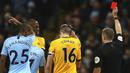 Pemain Wolverhampton Wanderers, Willy Boly, mendapat kartu merah saat melawan Manchester City pada laga Premier League di Stadion Etihad, Manchester, Senin (14/1). Manchester City menang 3-0 atas Wolverhampton Wanderers. (AP/Dave Thompson)