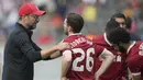 Manajer Liverpool, Juergen Klopp, memberikan instruksi kepada Andrew Robertson pada laga persahabatan melawan Hertha BSC di Stadion Olympia, Berlin, Sabtu (29/7/2017). Hertha kalah 0-3 dari Liverpool. (AP/Soeren Stache)