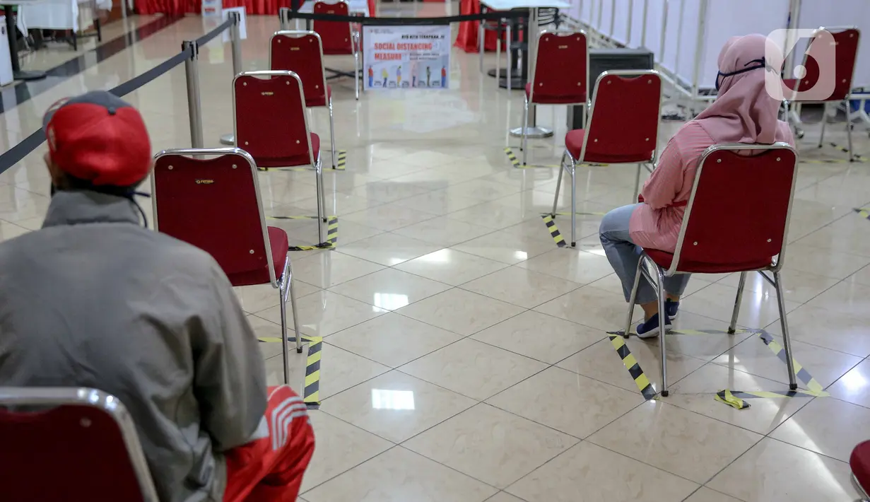 Pendonor sukarela menunggu  mendonorkan darahnya melalui UTD PMI DKI, Jakarta, Kamis (30/4/2020). PMI menyatakan selama penerapan "physical distance" untuk menekan penyebaran COVID-19, jumlah pendonor sukarela berkisar 100 sampai 200 orang per hari atau turun 90 persen. (Liputan6.com/Faizal Fanani)