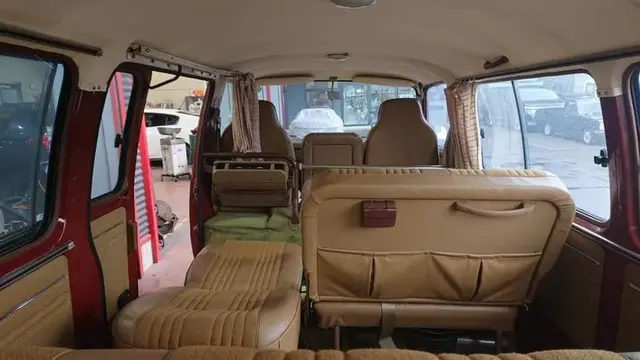 Toyota Hiace jadul (Facebook/Sri Lankan Van Riders)