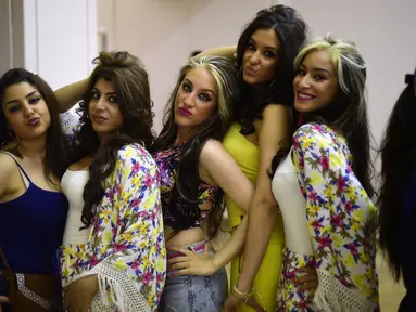  Para peserta audisi Miss Gipsy 2014 Spanyol berpose bersama, Jumat (9/5/2014) (AFP PHOTO / PIERRE-PHILIPPE Marcou)
