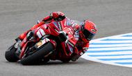 Pembalap Ducati Lenovo, Marc Marquez, berhasil meraih pole position setelah mengukir waktu tercepat pada kualifikasi MotoGP Spanyol 2026 di Sirkuit Jerez, Sabtu (25/04/2026) sore WIB. (AFP/Pierre-Philippe MARCOU)