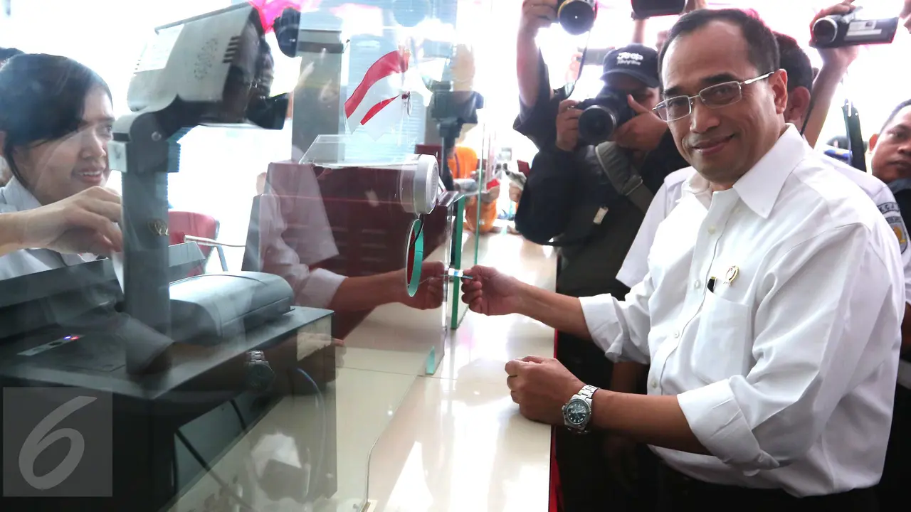 20160810-Menhub Budi Karya Tinjau Proyek Pembangunan Kereta Bandara-Jakarta