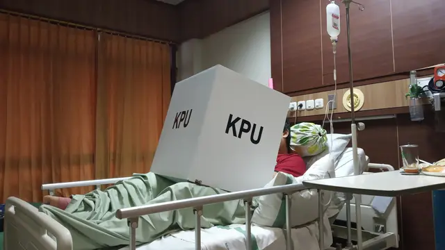Pasien RS Sardjito dari atas ranjang memilih pada Pemilu 2019. (Foto: Benedikta Desideria/Liputan6.com)