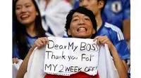 Suporter Jepang ini diberi cuti 2 minggu oleh bosnya untuk nonton Piala Dunia, ucapan terima kasihnya pun jadi sorotan. (Sumber: Twitter/FIFAWorldCup)
