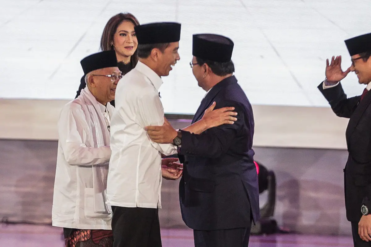 Peluk Hangat Jokowi - Prabowo Akhiri Debat Perdana Pilpres 2019