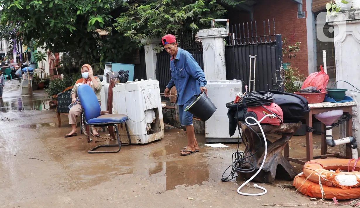 Warga mengeluarkan barang-barang mereka untuk dibersihkan setelah banjir melanda perumahan Ciledug Indah, Tangerang, Senin (21/2/2021). Banjir yang menggenangi perumahan itu membuat warga mengalami kerugian cukup besar karena barang-barang berharga mereka rusak parah. (Liputan6.com/Angga Yuniar)