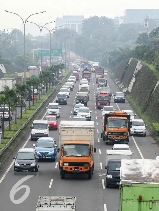 Kendaraan melintas di tol lingkar luar, Pondok Pinang-TMII, TB Simatupang, Jakarta, Kamis (25/2). Pemprov DKI Jakarta mewacanakan akan mengubah proyek enam ruas jalan tol menjadi jalan arteri layang. (Liputan6.com/Yoppy Renato)