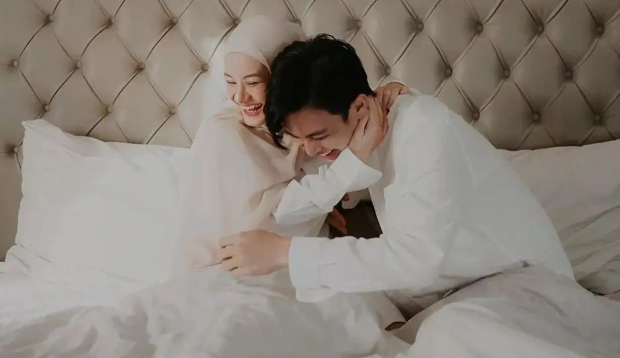 Dinda Hauw dan Rey Mbayang tampil dalam balutan busana senada dalam pemotretan terbarunya. Bahkan, keduanya juga terlihat begitu mesra dan bahagia dalam pemotretan tersebut. (Liputan6.com/IG/@dindahw)