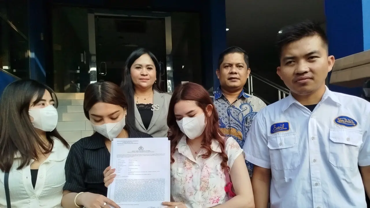 Tiga perempuan asal Kalimatan Timur diduga menjadi korban malapraktik usai menjalani operasi hidung di sebuah klinik di kawasan Jakarta Timur. Korban didampingi penasihat hukum menyambangi Polda Metro Jaya pada Rabu (14/5/2025).